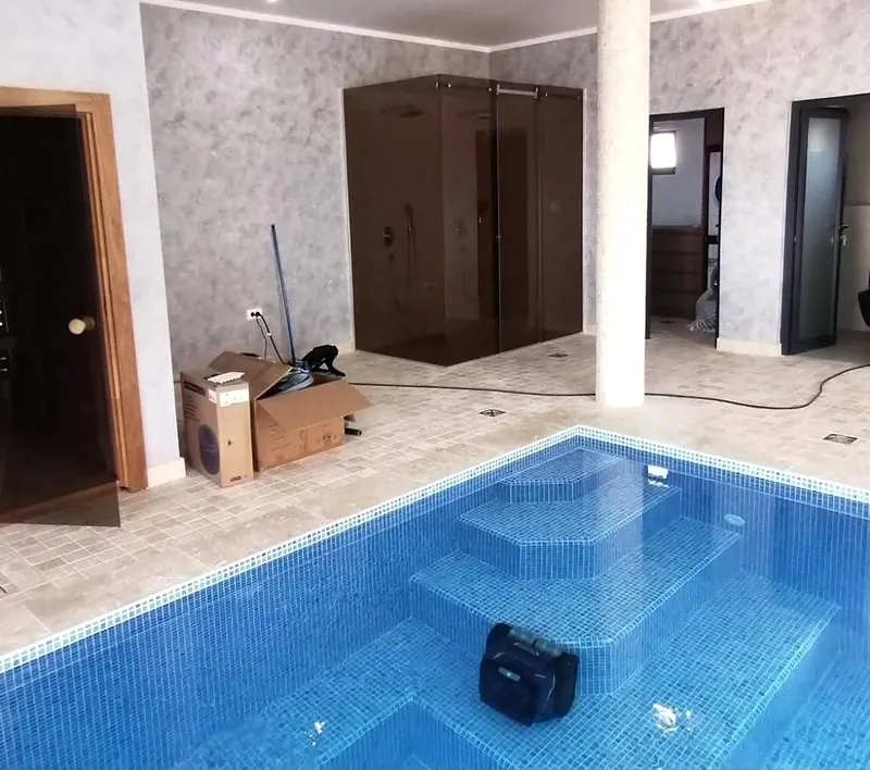 Prostor sa unutrašnjim bazenom i konstrukcijom od bronza stakla, Nikšić