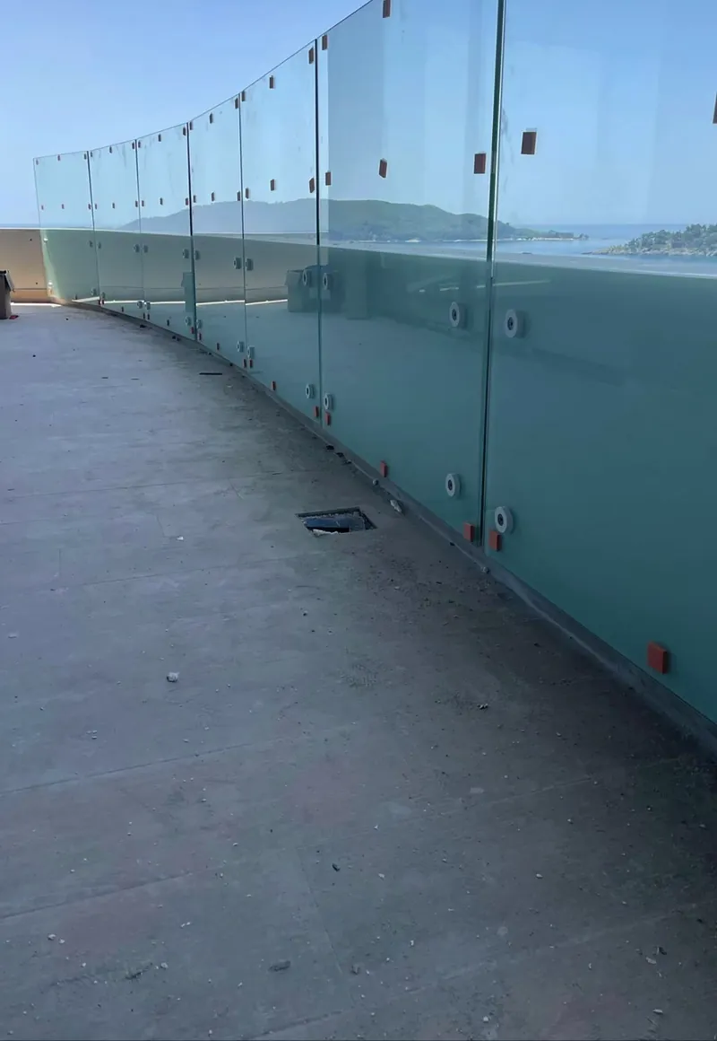 Staklena ograda na terasi sa pogledom na more