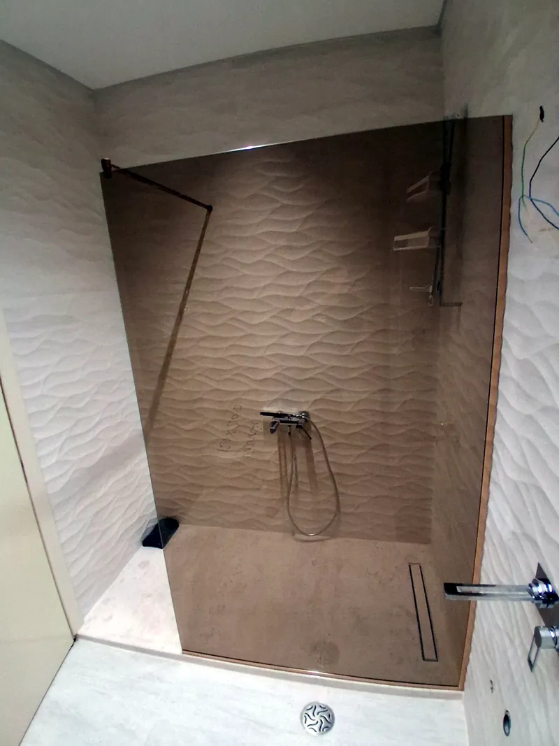 Walk-in tuš stijena od bronza stakla